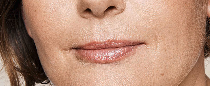 detalle de labios femeninos con problema de codigo de barras