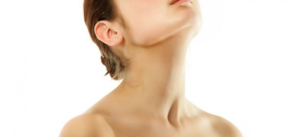 detalle del cuello de una joven sin arrugas con hidroxiapatita cálcica