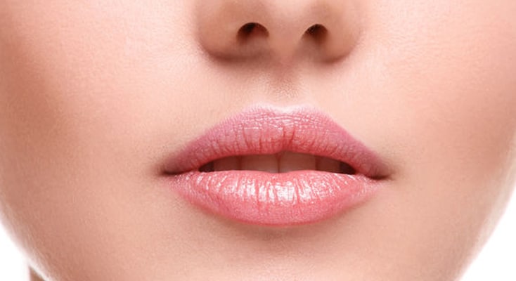detalle de unos labios antes de un aumento labial
