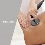 Aplicación de tratamiento Indiba Detox en espalda de mujer