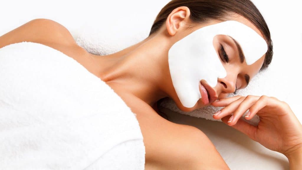 Mujer recibiendo un tratamiento de estética facial para eliminar manchas de la cara