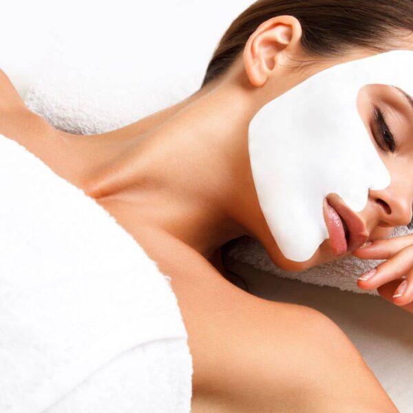 Mujer recibiendo un tratamiento de estética facial para eliminar manchas de la cara