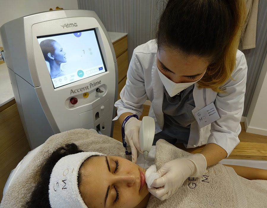Aplicación del tratamiento Accent Prime Rejuvenecimiento Facial con Colibrí