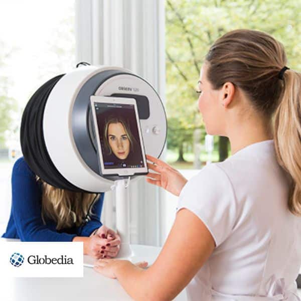 Imagen correspondiente a u artículo de Globedia donde aparece una profesional de la medicina estética realizando un diagnóstico facial a una paciente