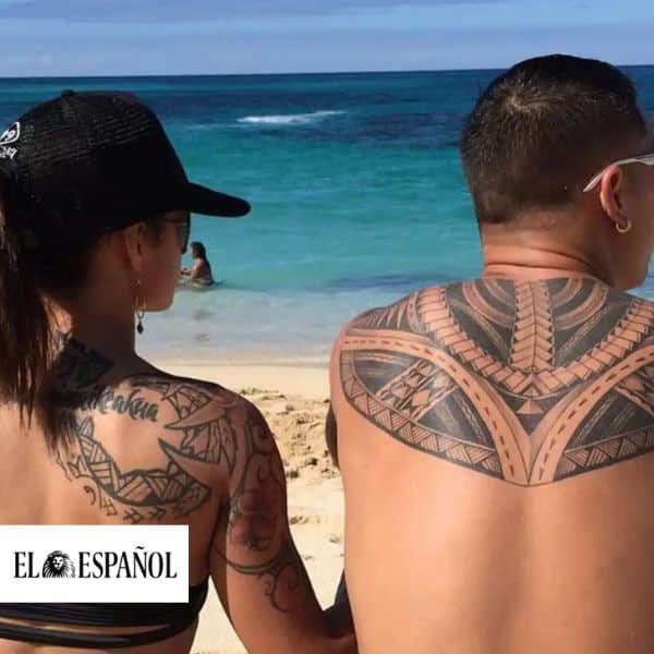 Imagen de un artículo de El Español donde aparecen una mujer y un hombre de espaldas en la playa con tatuajes de gran tamaño en la parte superior de la espalda