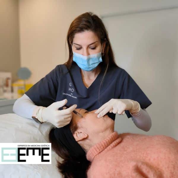 Imagen promocional de la entrevista a la Dra. Graziella Moraes por EME donde aparece la Dra. Moraes inyectando un tratamiento a una paciente
