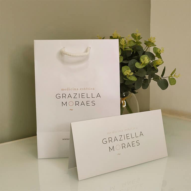 Tarjeta regalo Graziella Moraes con bolsa al fondo