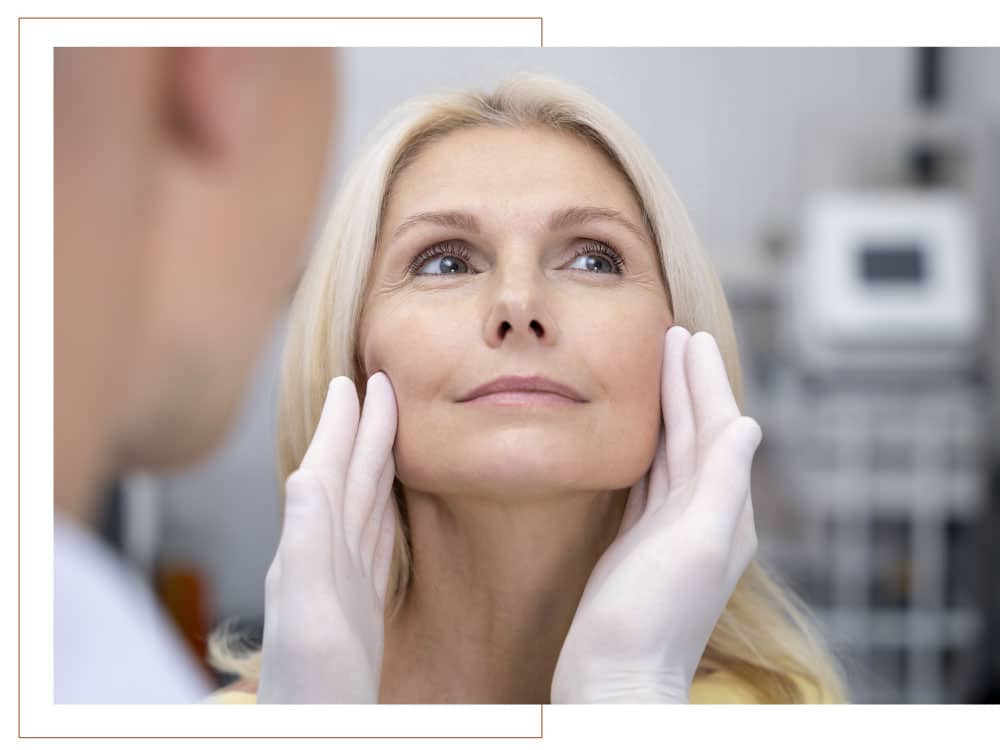 Mujer de mediana edad con arrugas realizándose un diagnóstico facial por parte d eun profesional