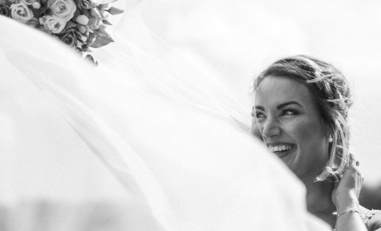 Novia el día se su boda sonriente con la piel tersa